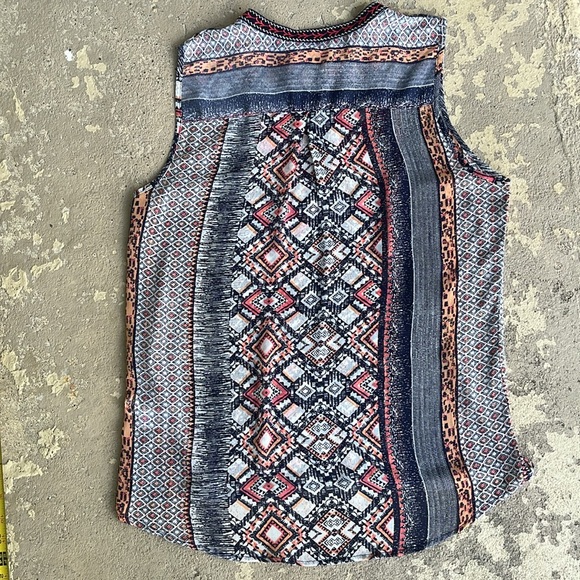 Like new Dress Barn embroidered sheer sleeveless top - Picture 11 of 12